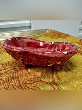 Vintage 1985 Arnel’s Daisy Clawfoot Bathtub Soap dish Deep Red Textured Decor